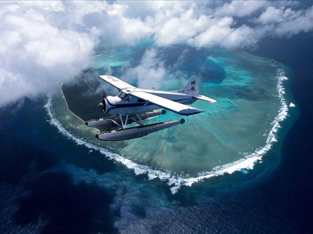 Palau Vandflyvemaskine Over Revet Wallpaper