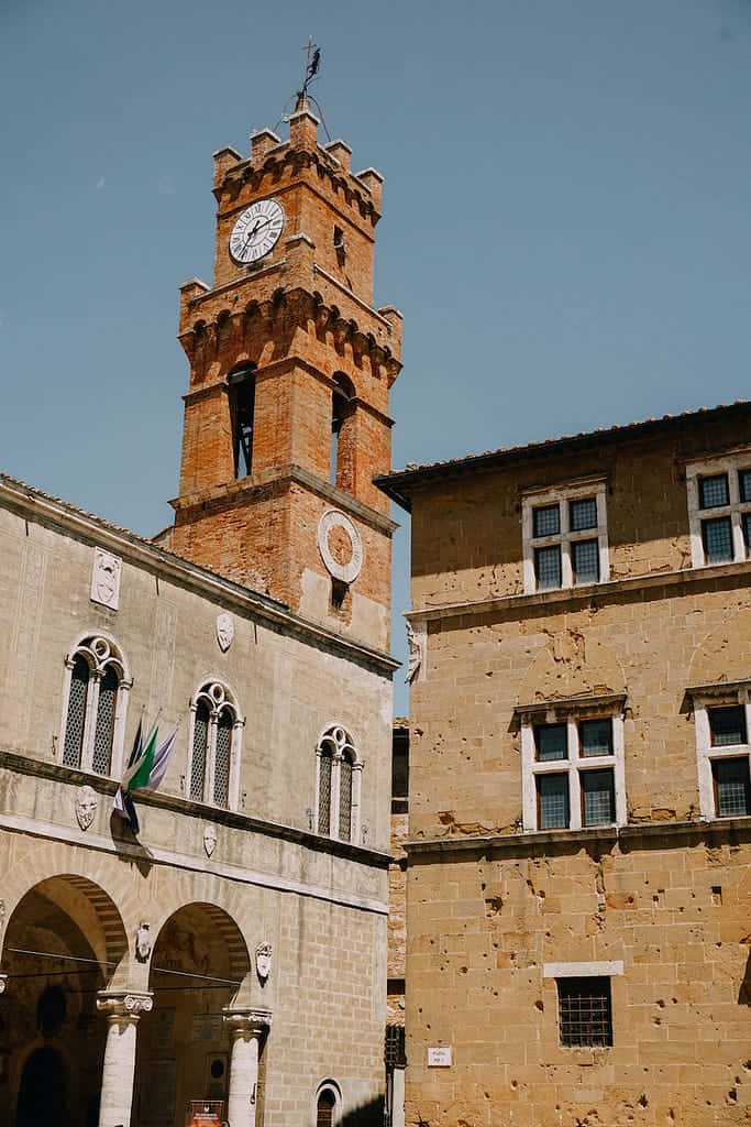 Relojde La Torre Del Palazzo Comunale De Pienza, Italia. Fondo de pantalla