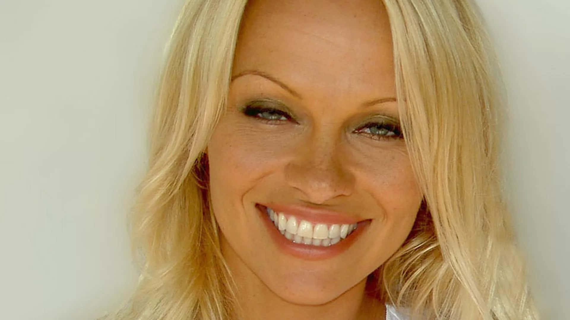 Pamela Anderson Stunning Pose Wallpaper