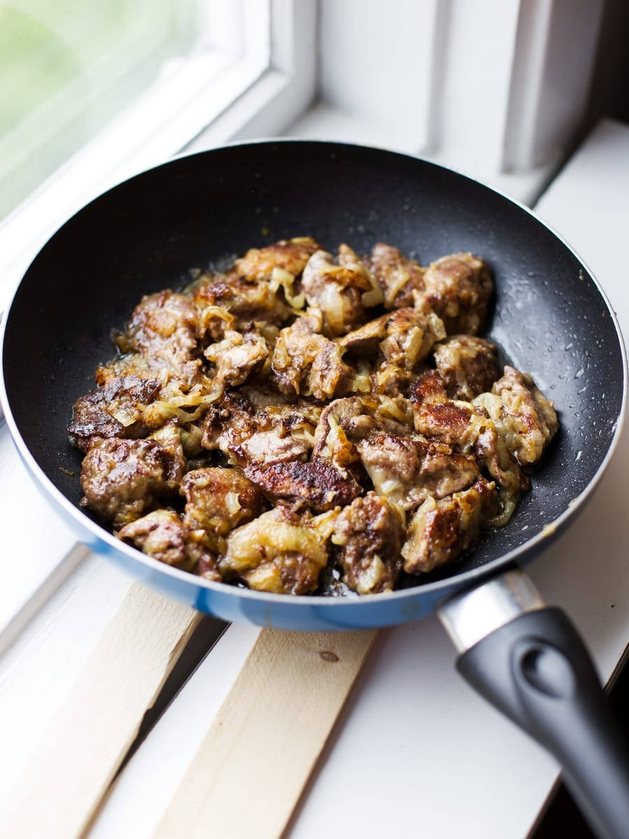 Delicious Pan-Fried Chicken Livers Beside a Window Wallpaper