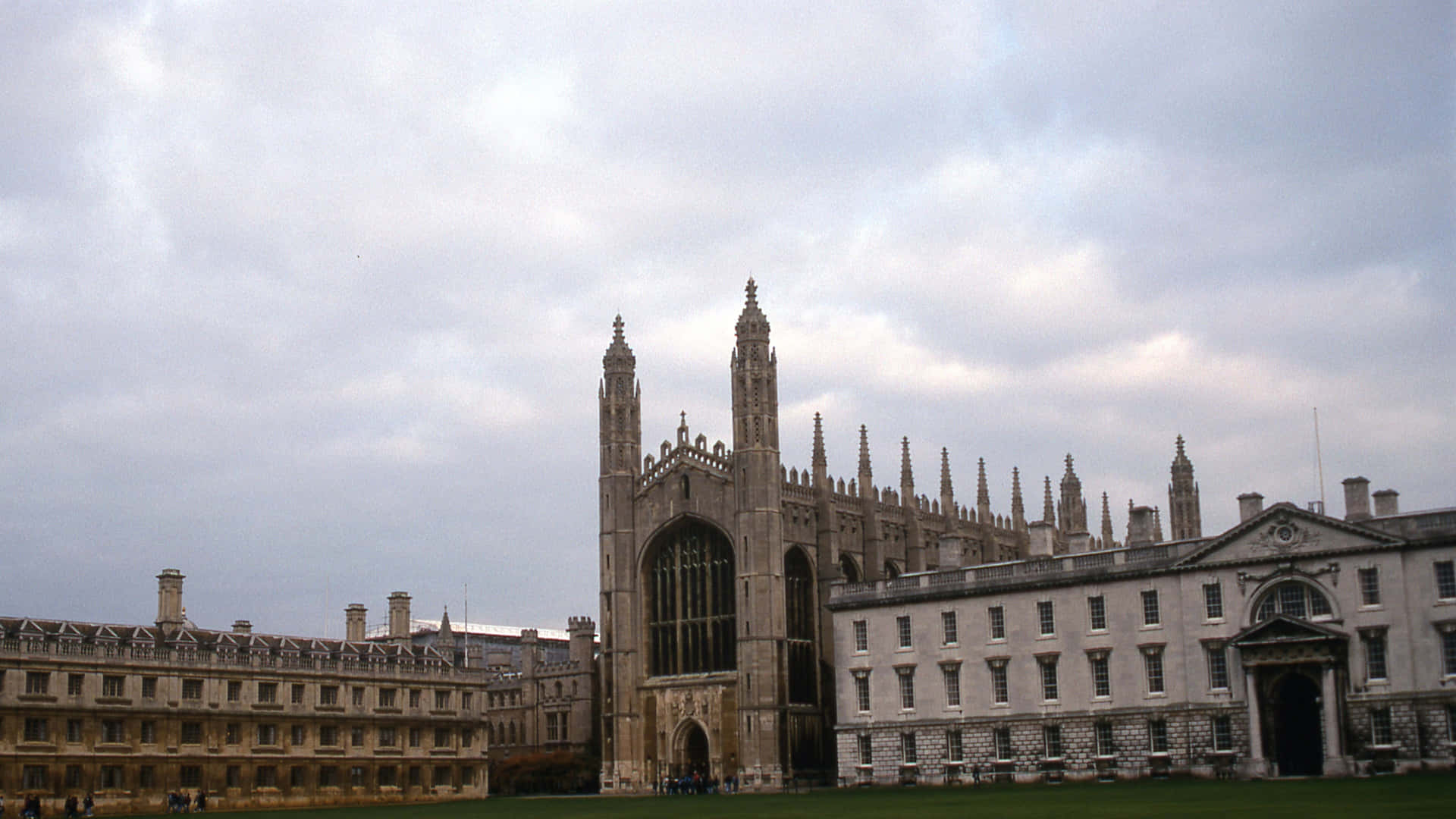 Panoramischesbild Von Der Universität Cambridge Mit Stürmischem Himmel Wallpaper