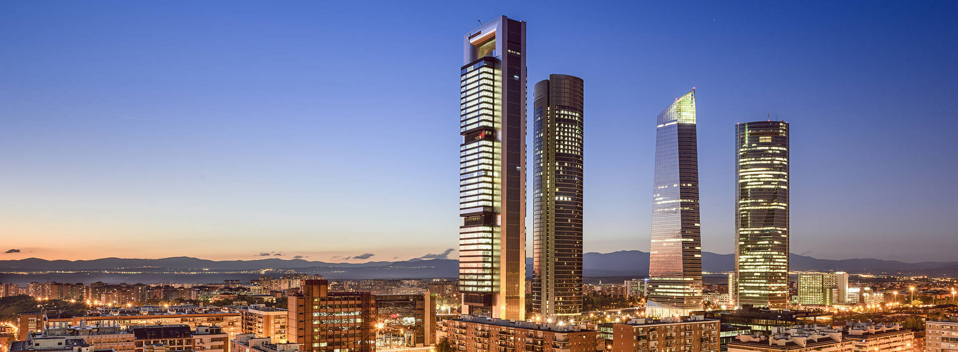 Panoramabildvon Madrid Mit Den Cuatro Torres Wallpaper