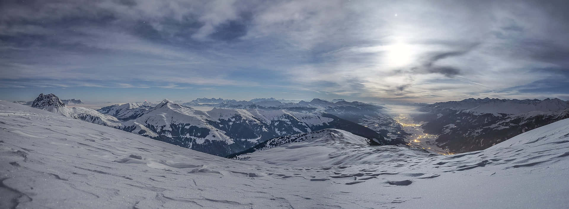Schneebedeckteberglandschaft In Panoramaansicht