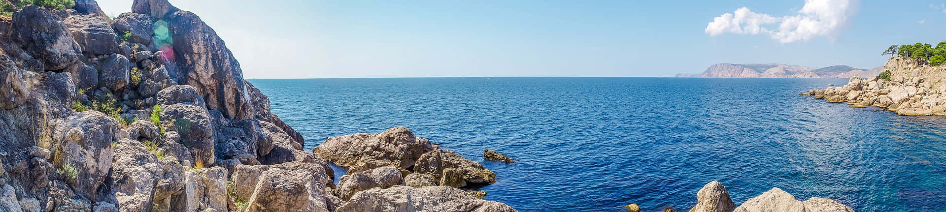 Meerblickmit Felsenformationen, Panoramabild