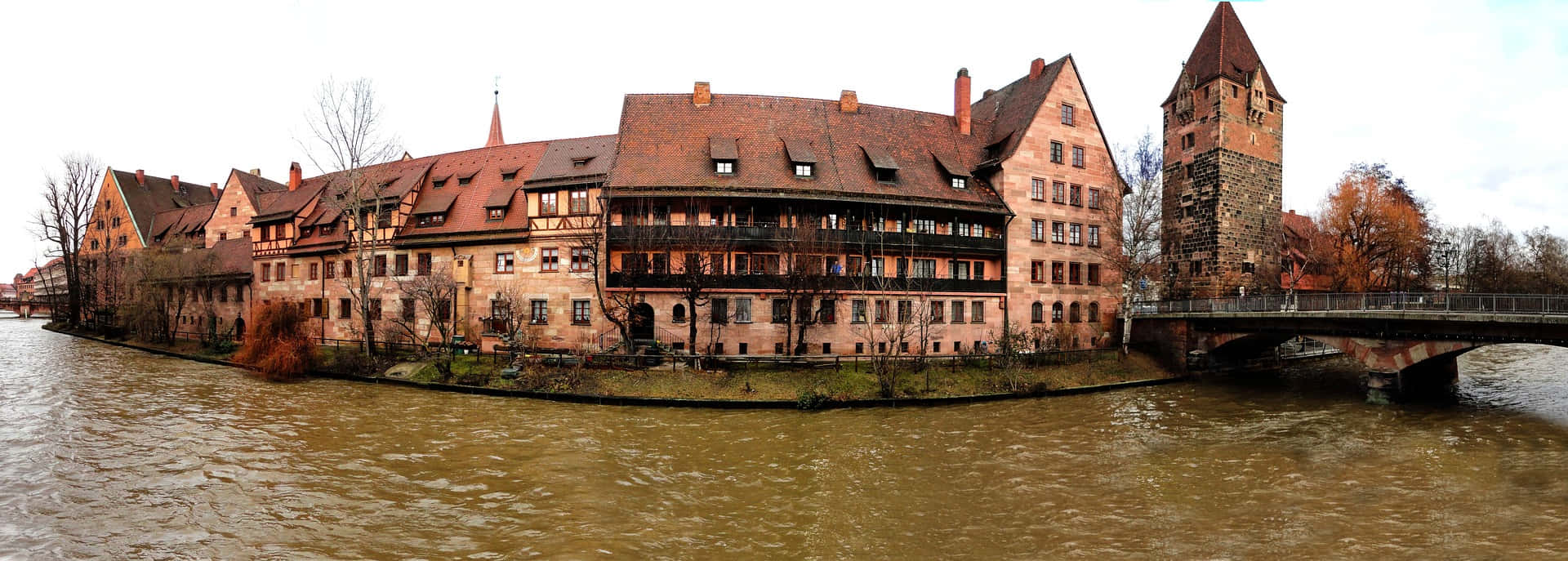 Klassischesgebäude An Flussufer - Panoramabild