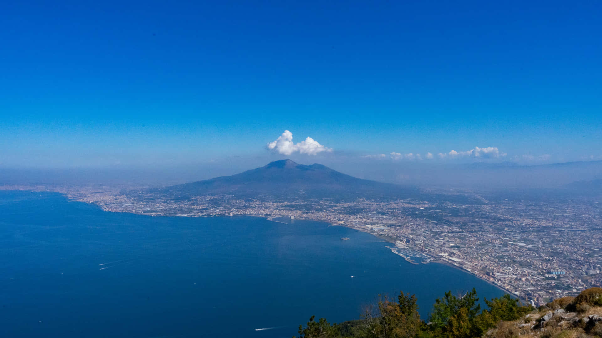 Vistapanorámica Del Monte Vesuvio En Italia. Fondo de pantalla