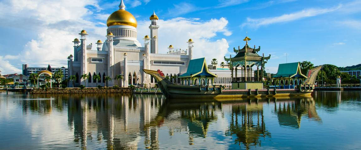 Sfondoincredibile Del Panorama Della Moschea Di Sultan Omar Ali Saifuddin, Brunei. Sfondo