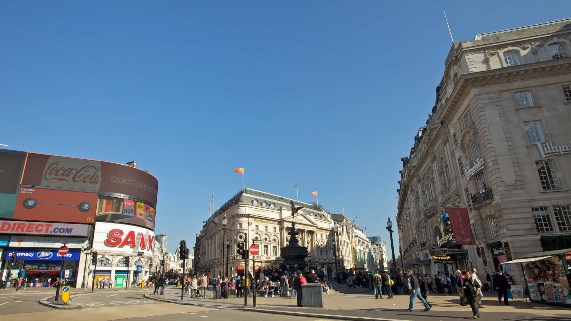 Vibrant Panoramic View of Piccadilly Circus, London Wallpaper