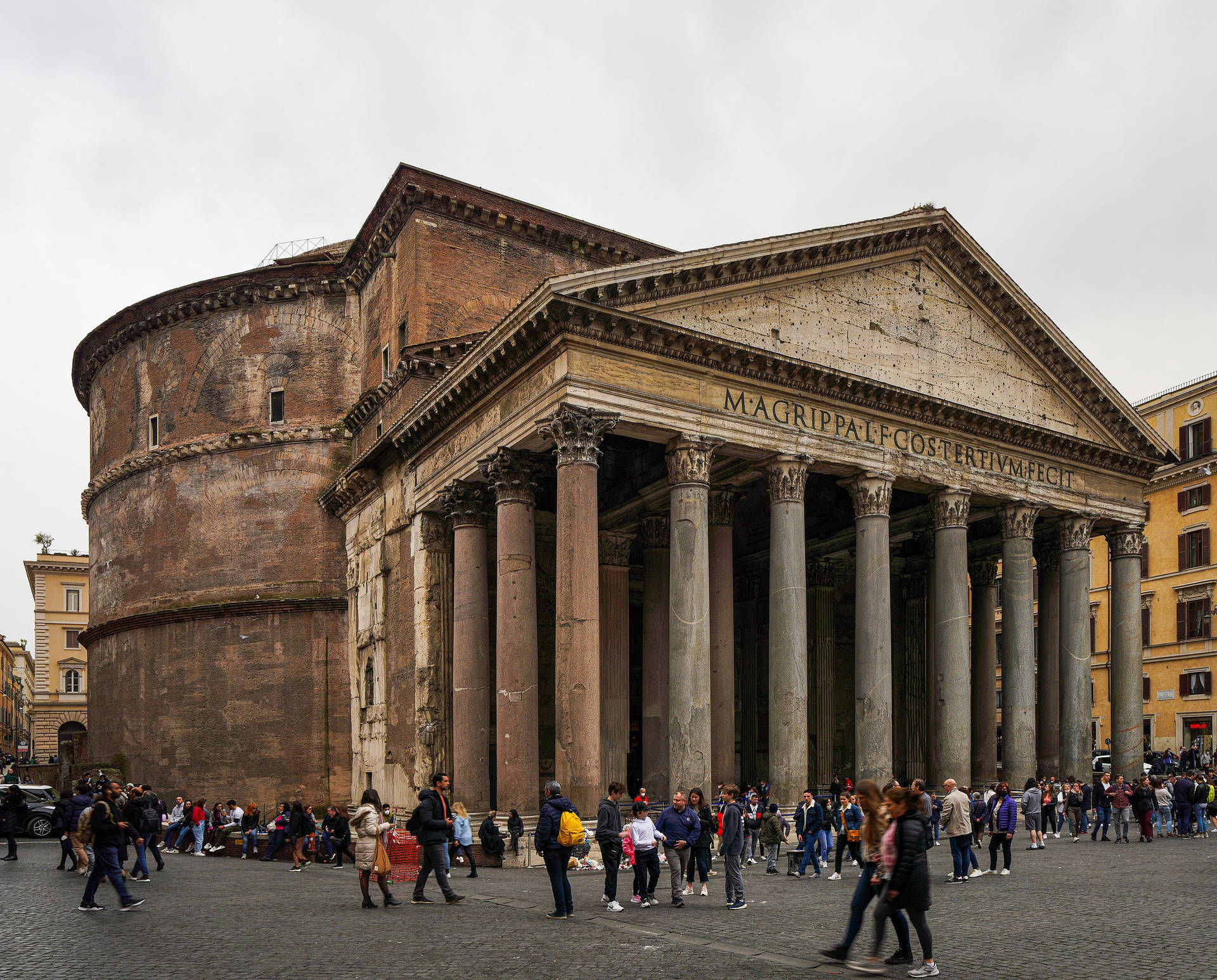Pantheon With Tourists Wallpaper