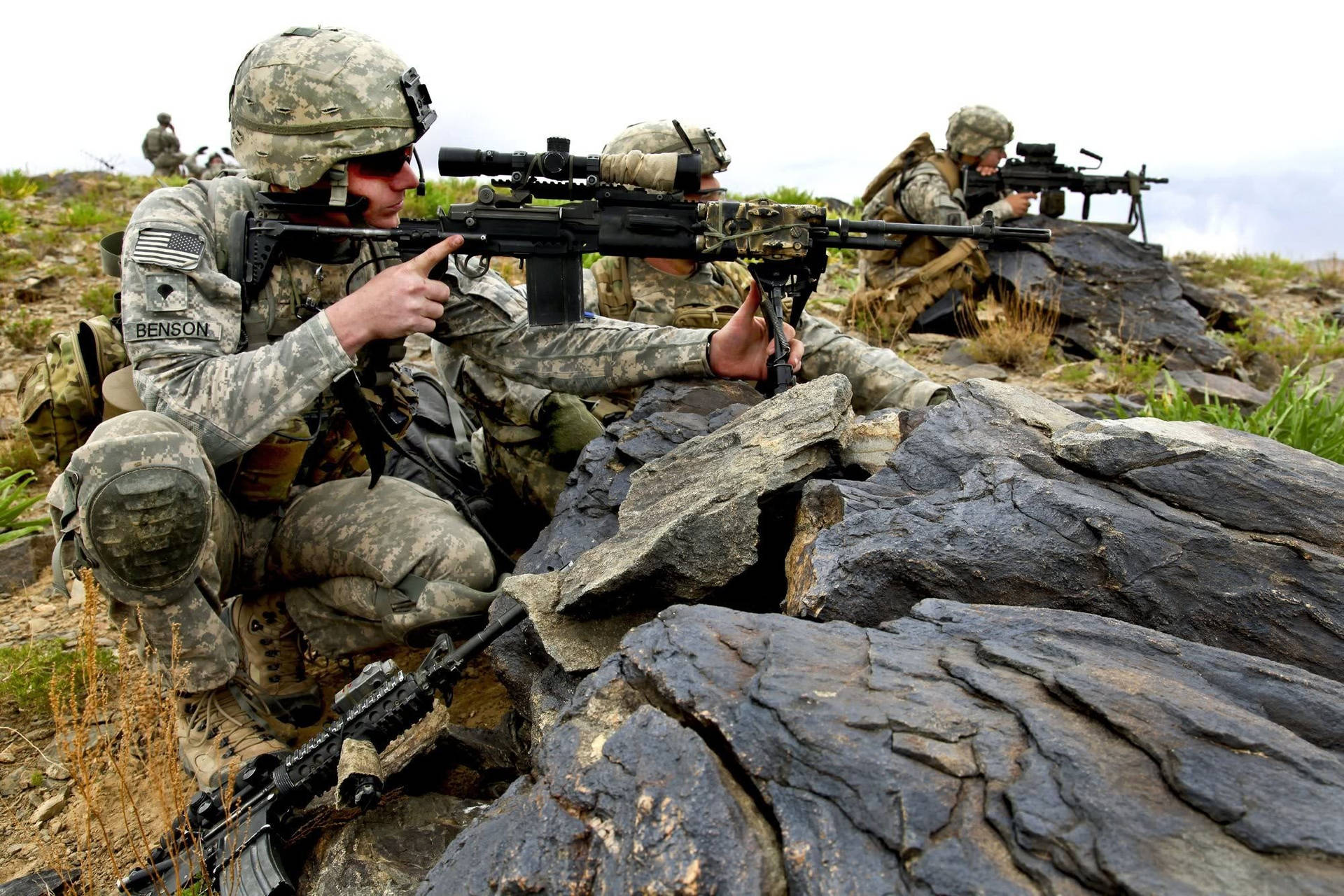 Para Commandos Perched On Rocks Wallpaper