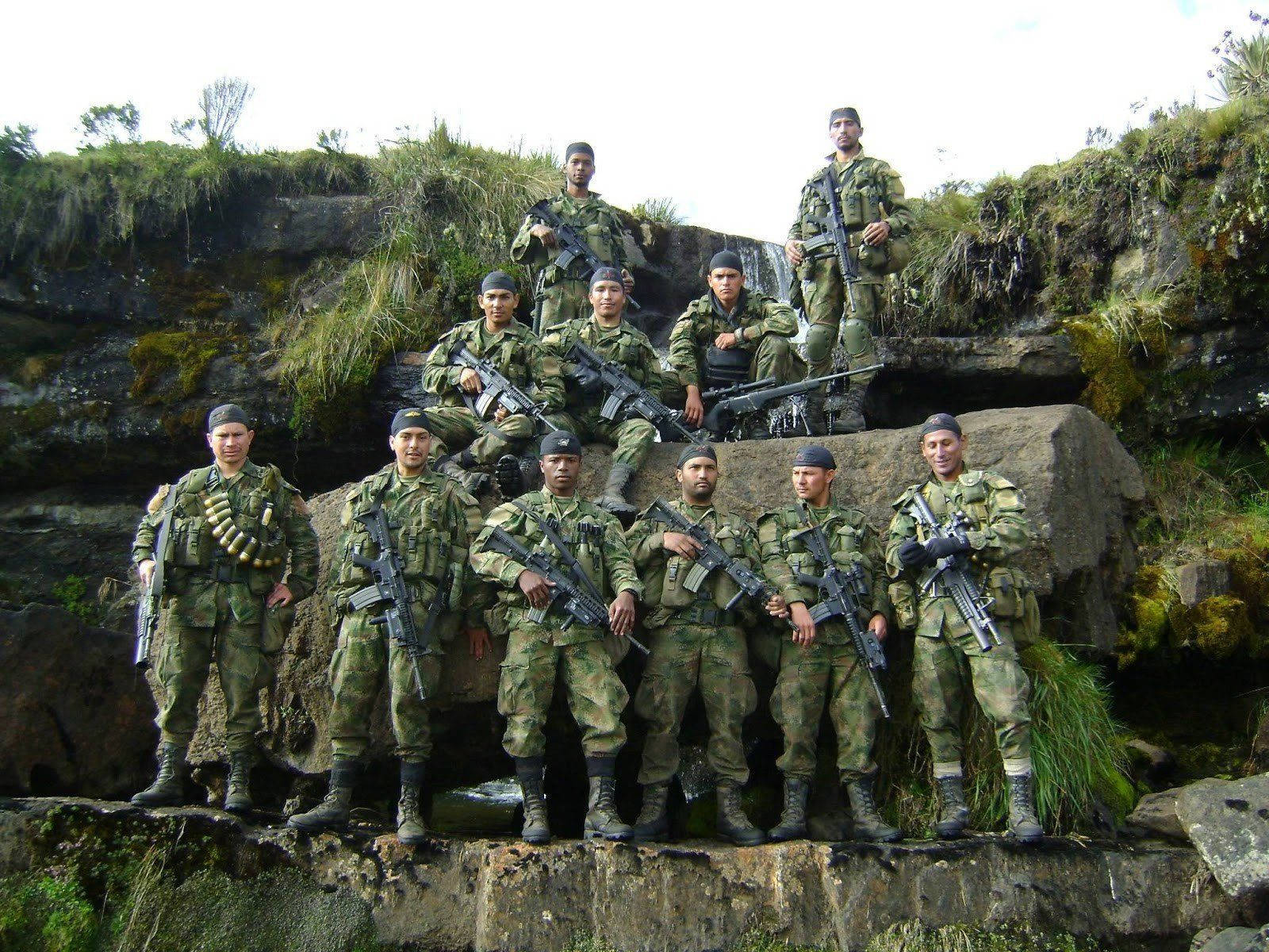 Download Para Commandos Posing Wallpaper 