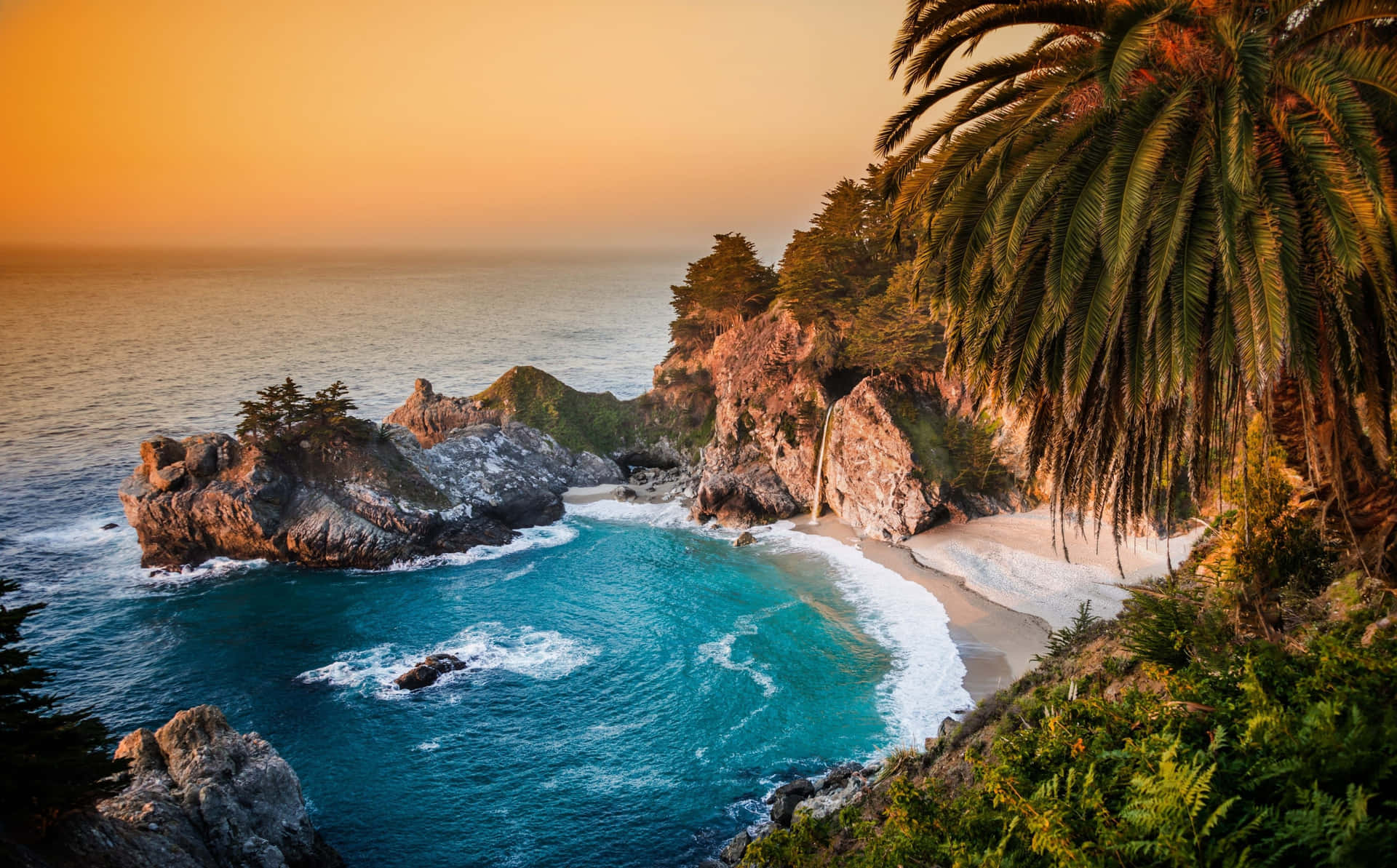 Paradisodi Una Spiaggia Tropicale Incontaminata Al Tramonto.