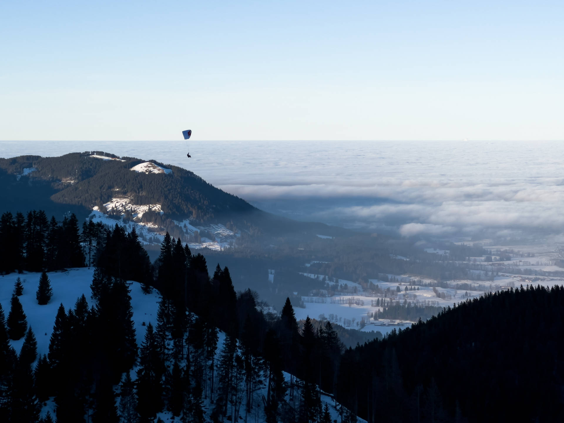 Parapendio Sopra Snow Mountain In Germania Sfondo