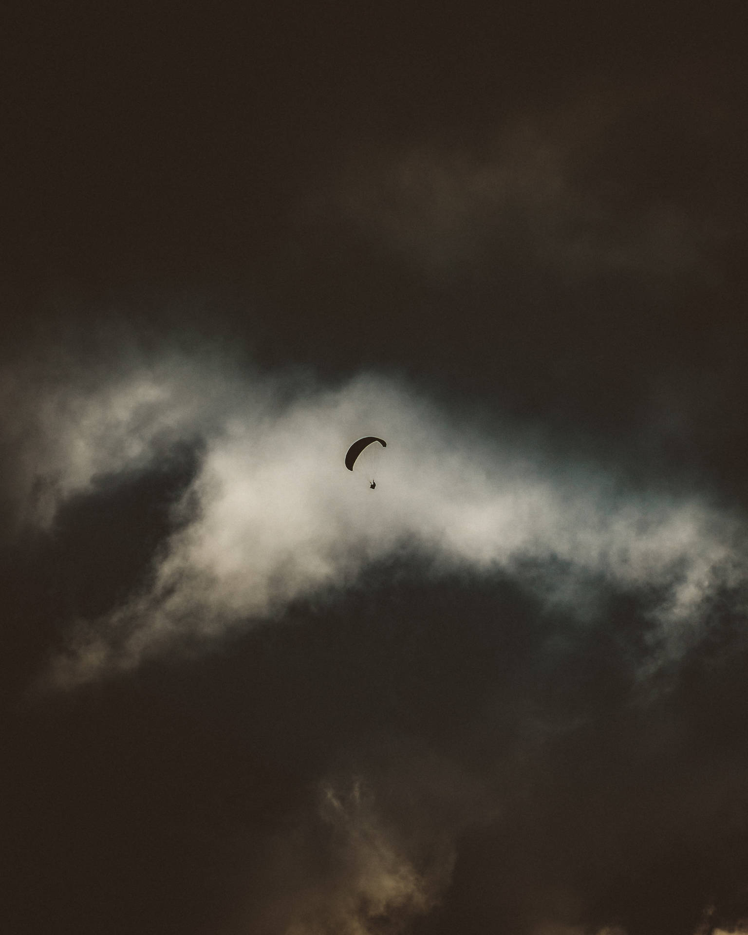 Paraglidinggegen Dunklen Himmel. Wallpaper