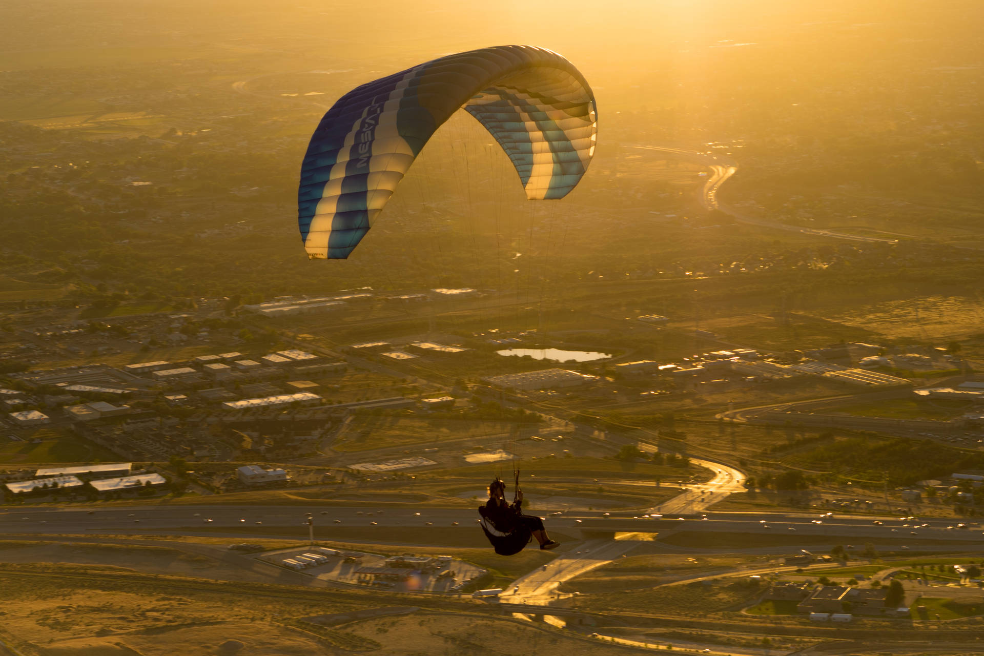 Paraglidinggegen Strahlenden Sonnenuntergang. Wallpaper