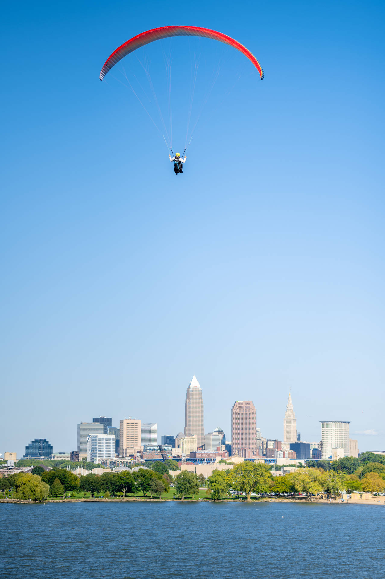 Opdag Cleveland skyline mens du paraglider! Wallpaper
