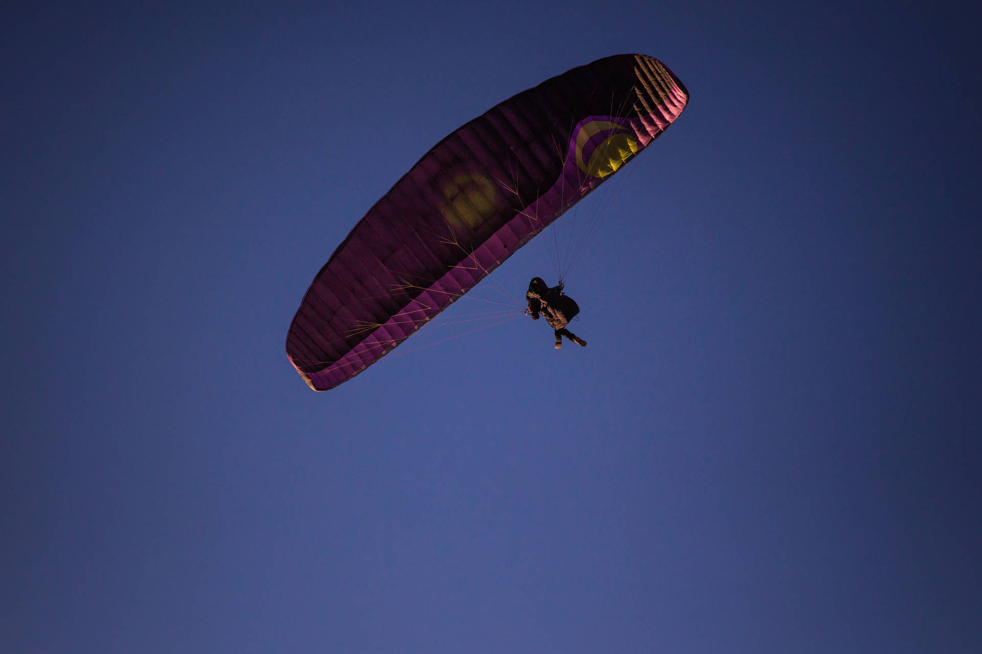 Paragliding I Mørkeblå Himmel Wallpaper