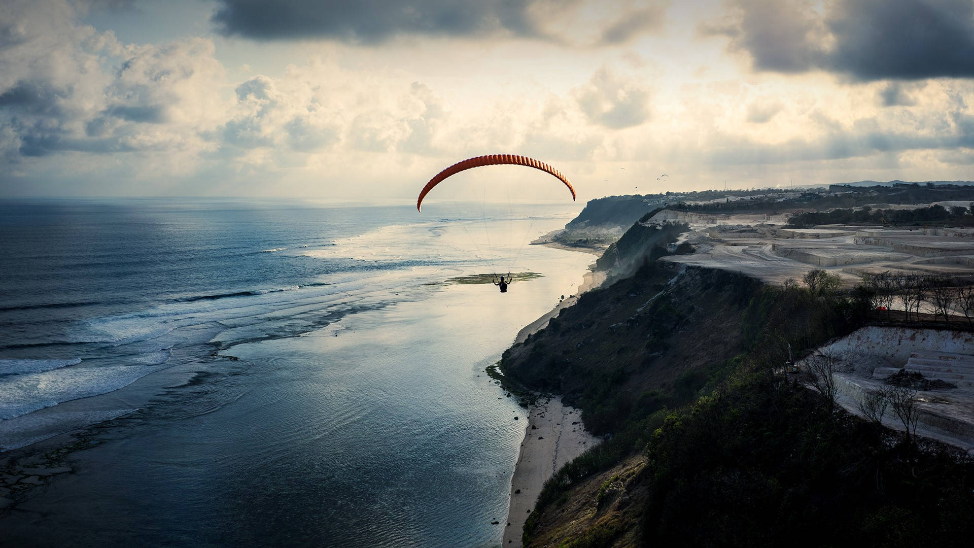 Paragliding I Nærheden Af En Cliffside Beach Wallpaper