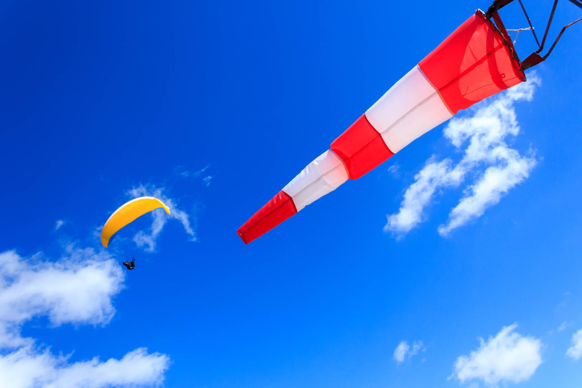 Paraglidingin Der Nähe Eines Windanzeige-flags Wallpaper