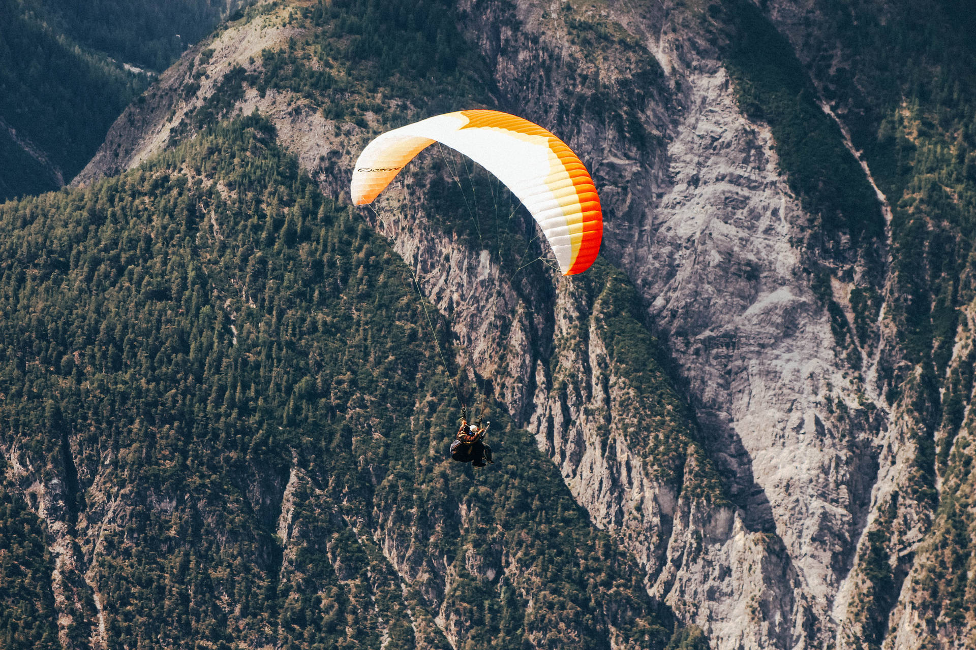 Paragliding Over Stejle Bjerge Wallpaper