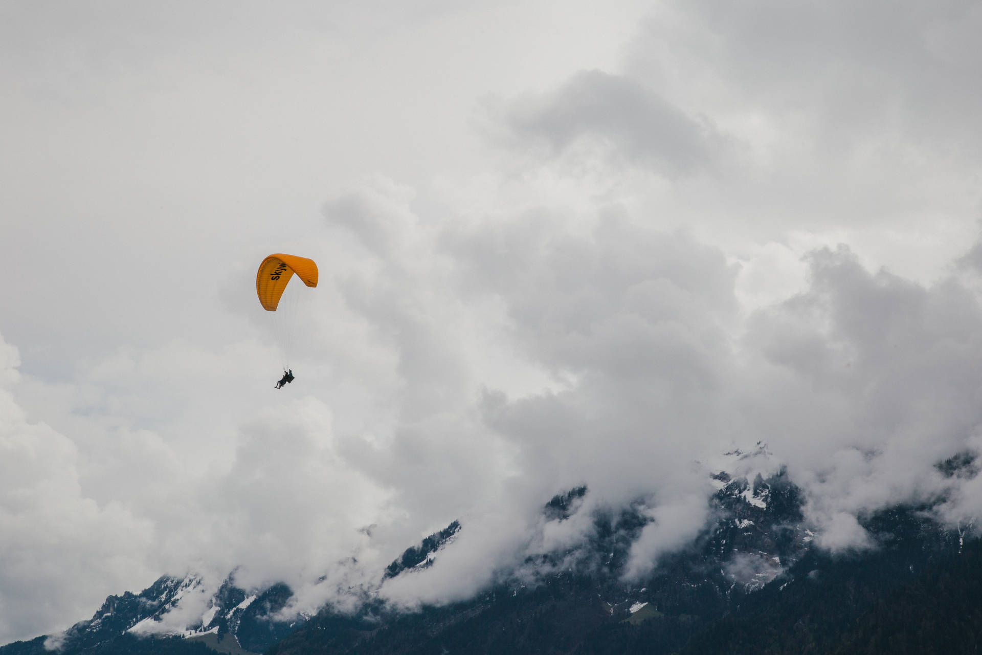 Paraglidingüber Den Schweizer Alpen Wallpaper