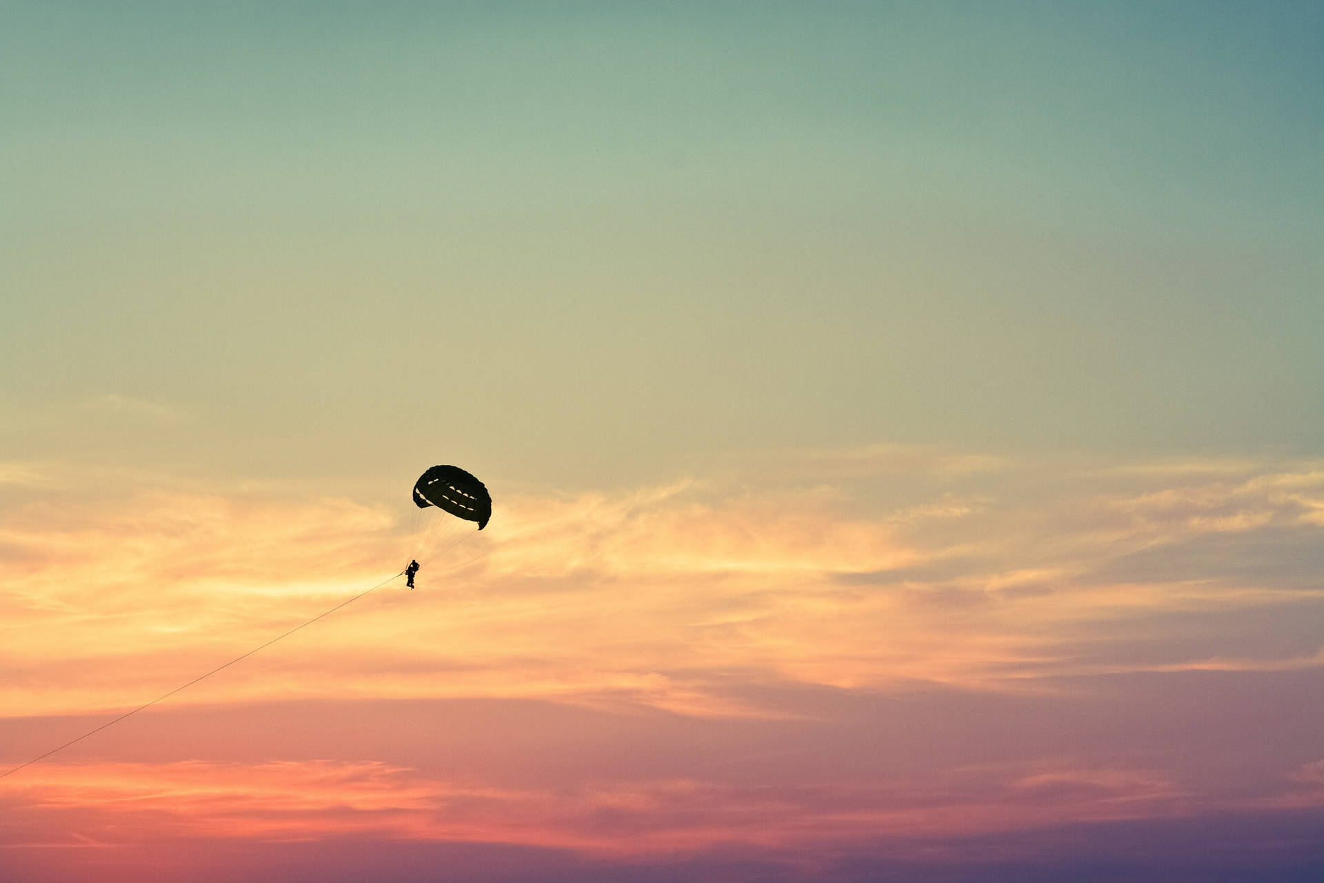 Paraglidingbeim Pastell-sonnenuntergang. Wallpaper