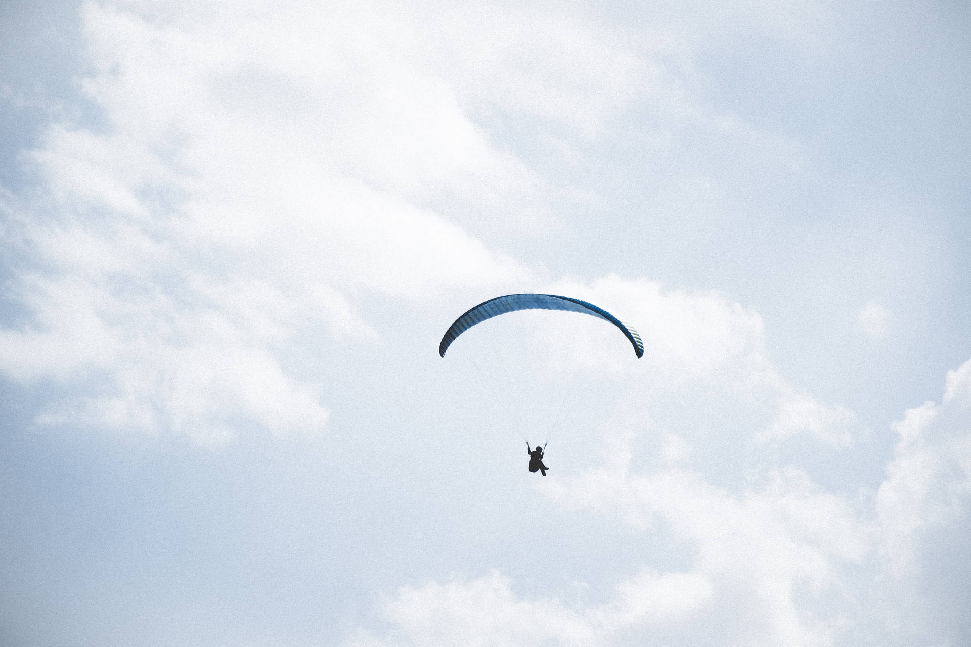 Paragliding Pilot Blandt Skyerne Wallpaper