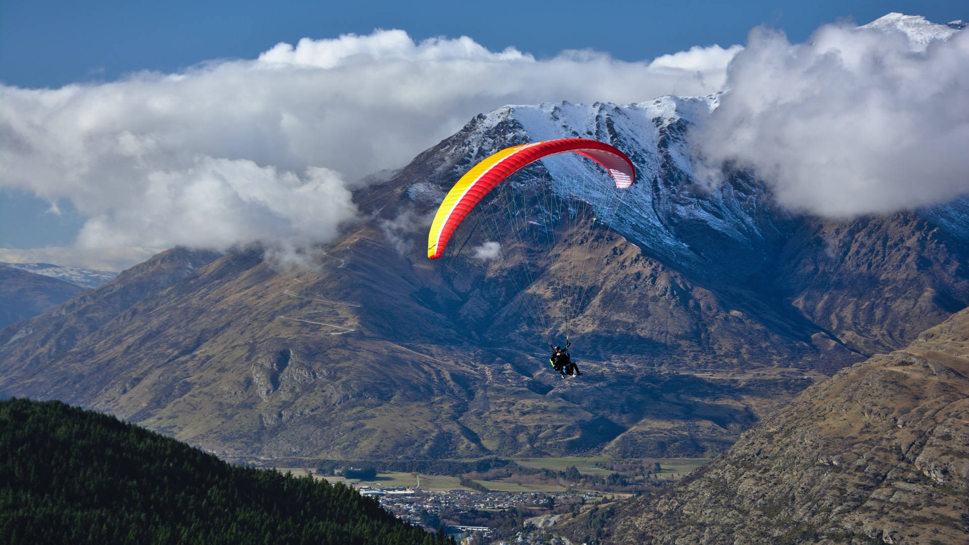 Paragliding Tandem I Nærheden Af Skyer Wallpaper