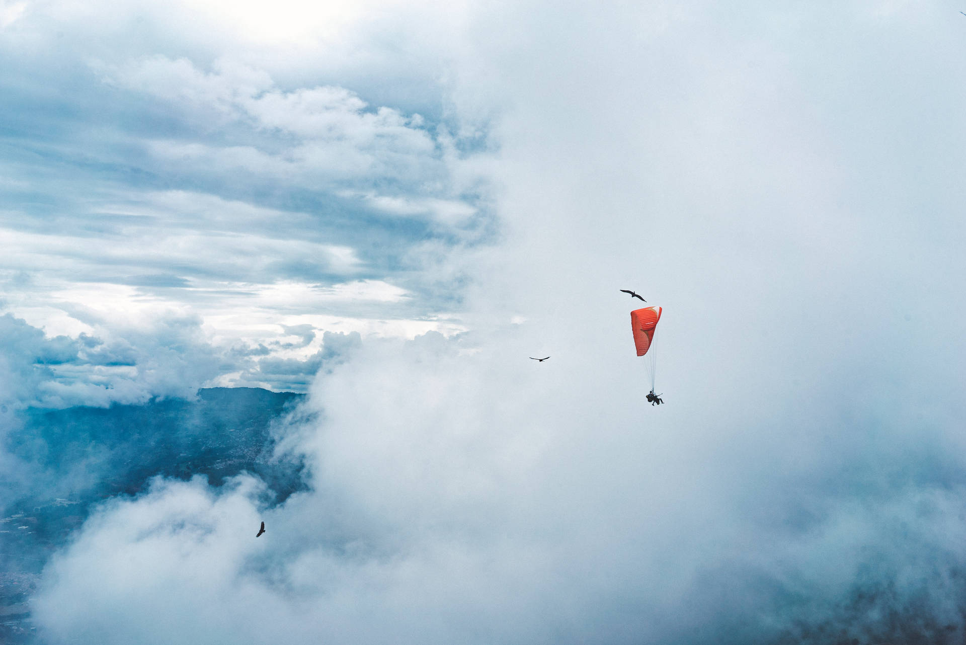 Paraglidere gennem skyer Wallpaper