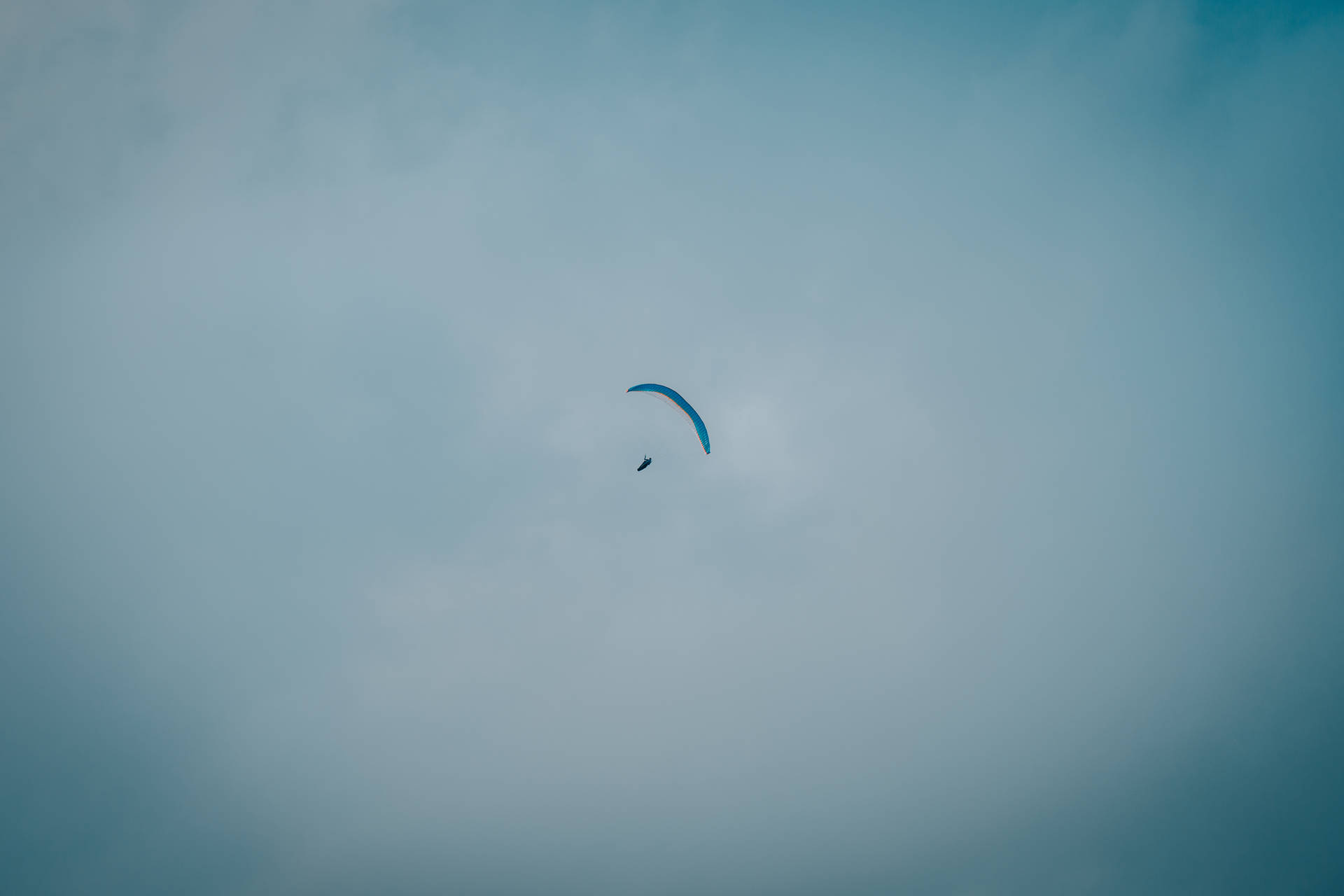 Paraglidingnach Rechts Wallpaper