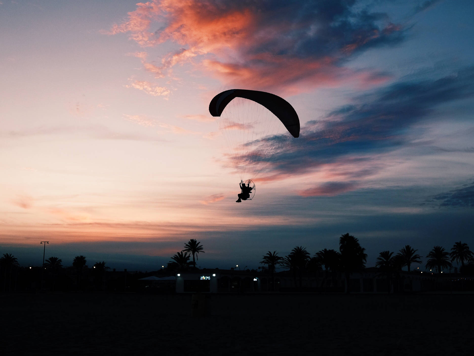 Paraglidingbei Der Landung Silhouette Wallpaper