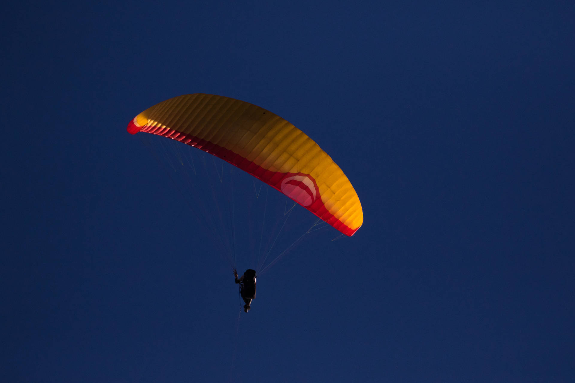 Paragliding Under Nattehimlen Wallpaper
