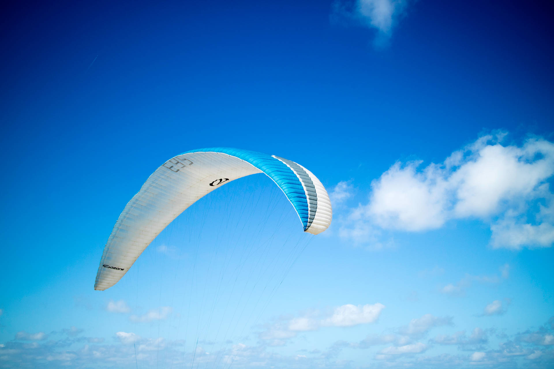 Paraglidingvinge giver et billede af vibrerende farver. Wallpaper