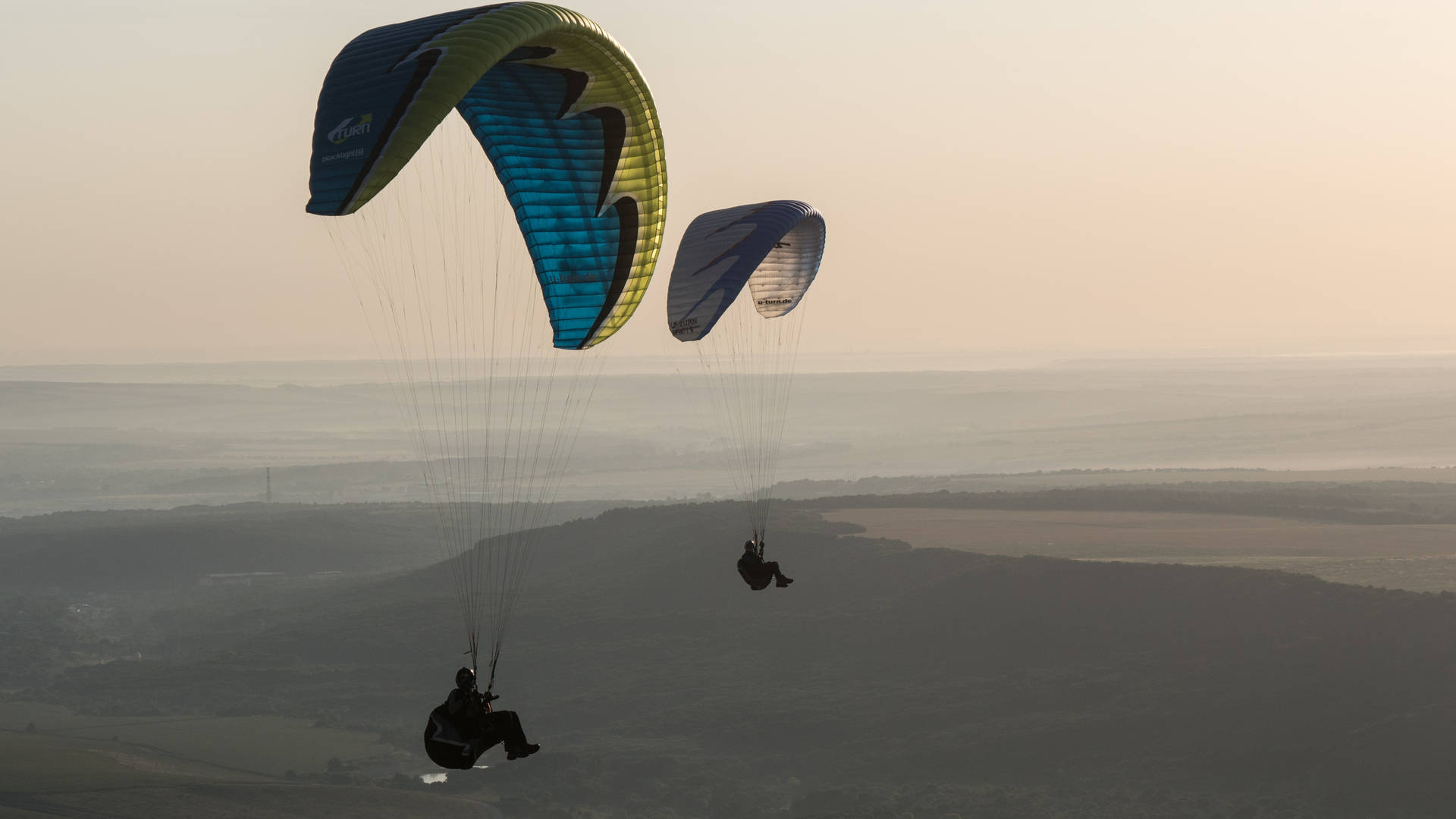 Paraglidingmit Wüstenlandschaft Wallpaper