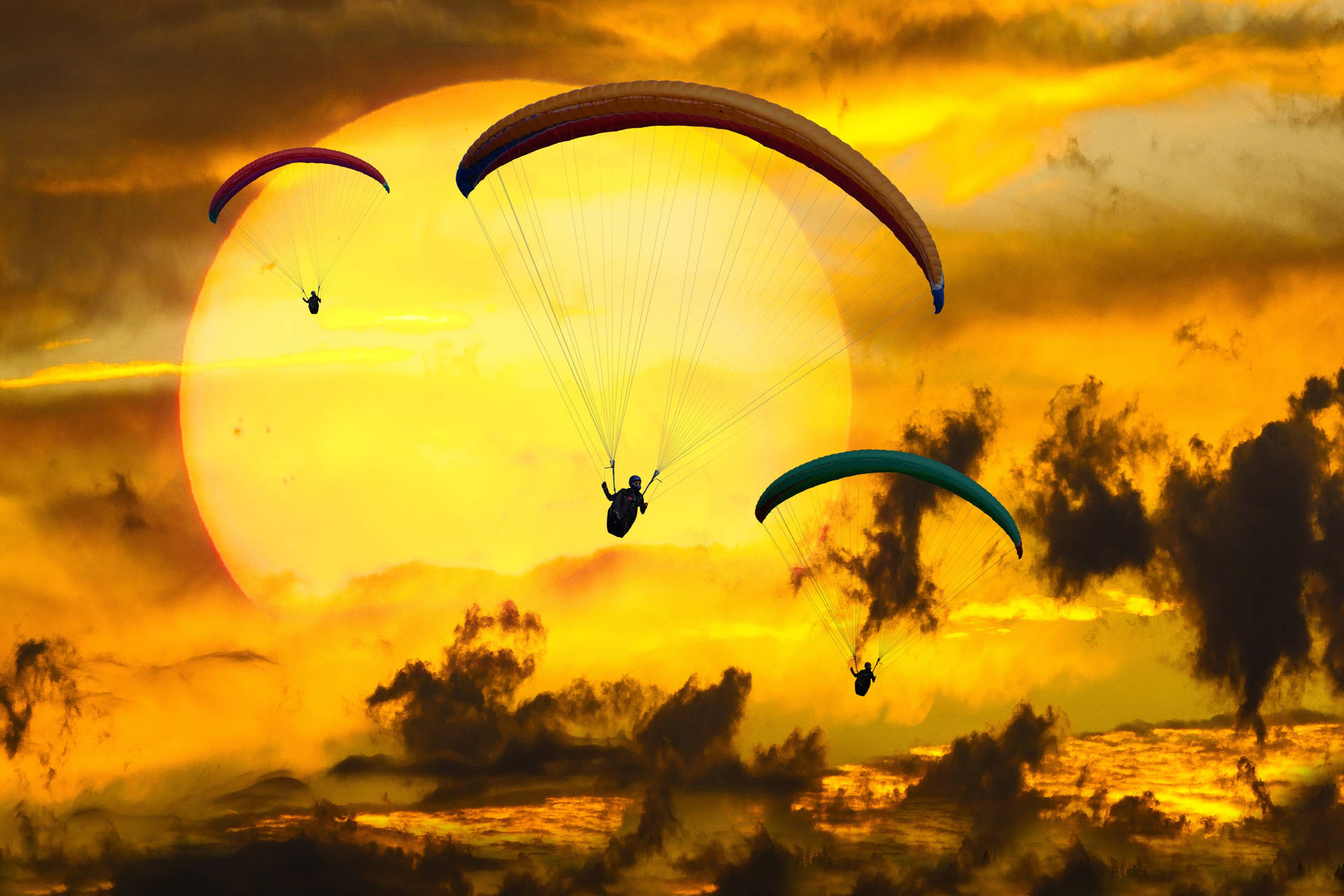 Paraglidingmit Sonnenuntergangslandschaft Wallpaper