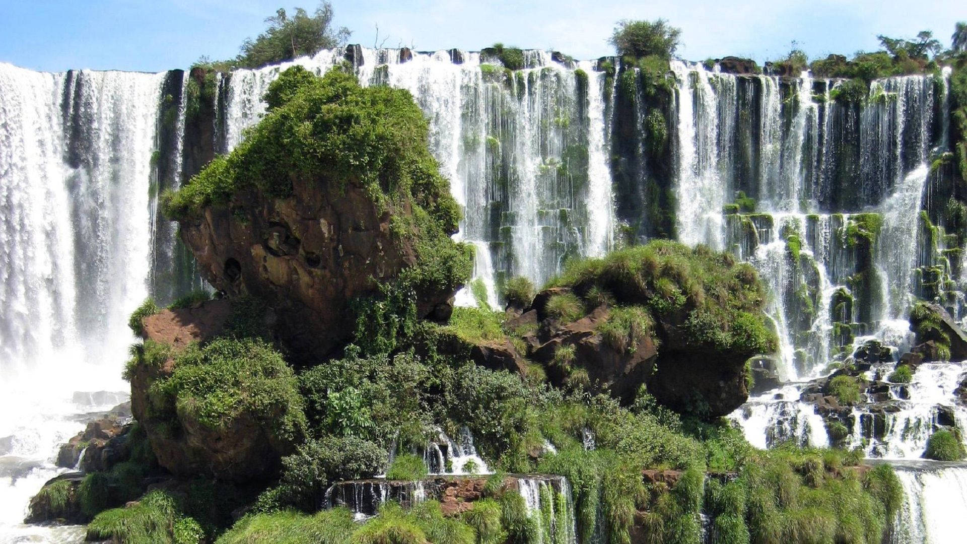 Beundr det pragtfulde syn af Iguazu vandfald med dette tapet. Wallpaper