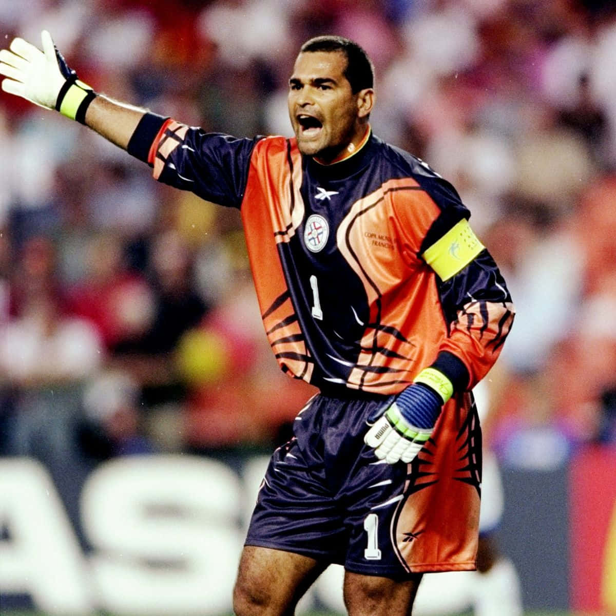 Futbolistaparaguayo José Luis Chilavert Durante La Copa Mundial De 1998 Fondo de pantalla