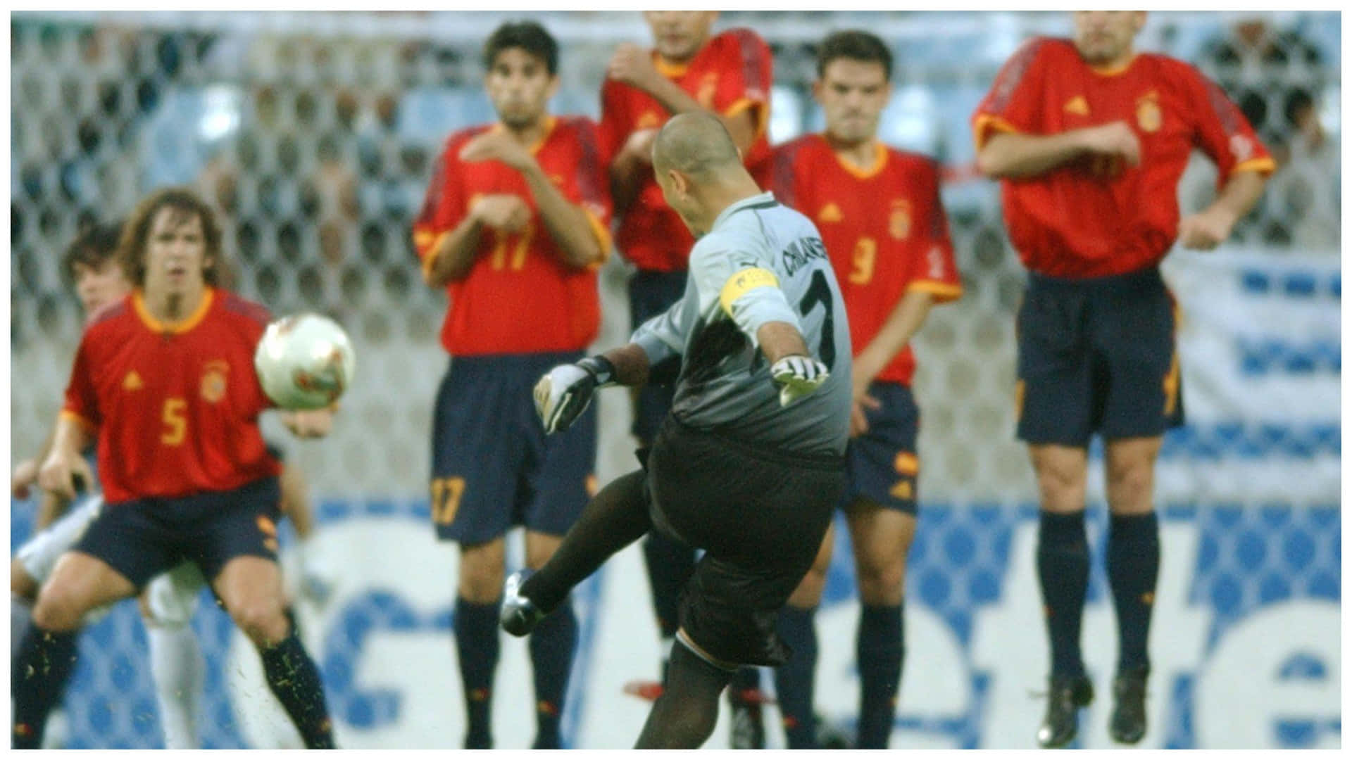 Paraguayan Goalkeeper Jose Luis Chilavert Against Spain Football Team Wallpaper