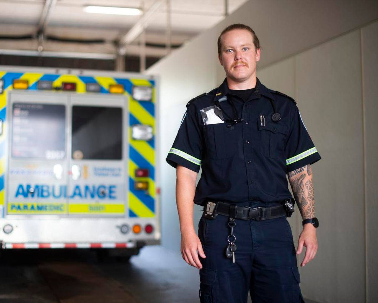 Paramedicemergency Ambulance: Ambulans För Akut Sjukvård Wallpaper