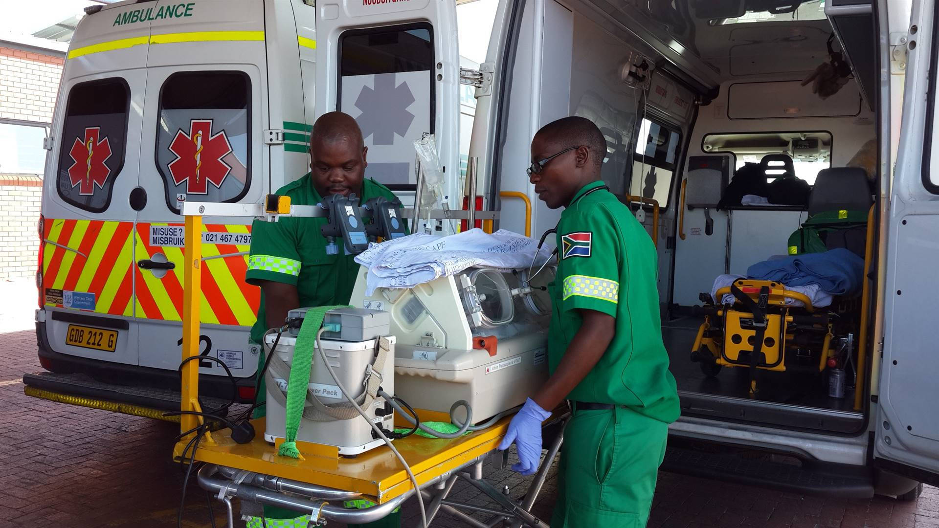 Equipode Paramédico En La Ambulancia Fondo de pantalla