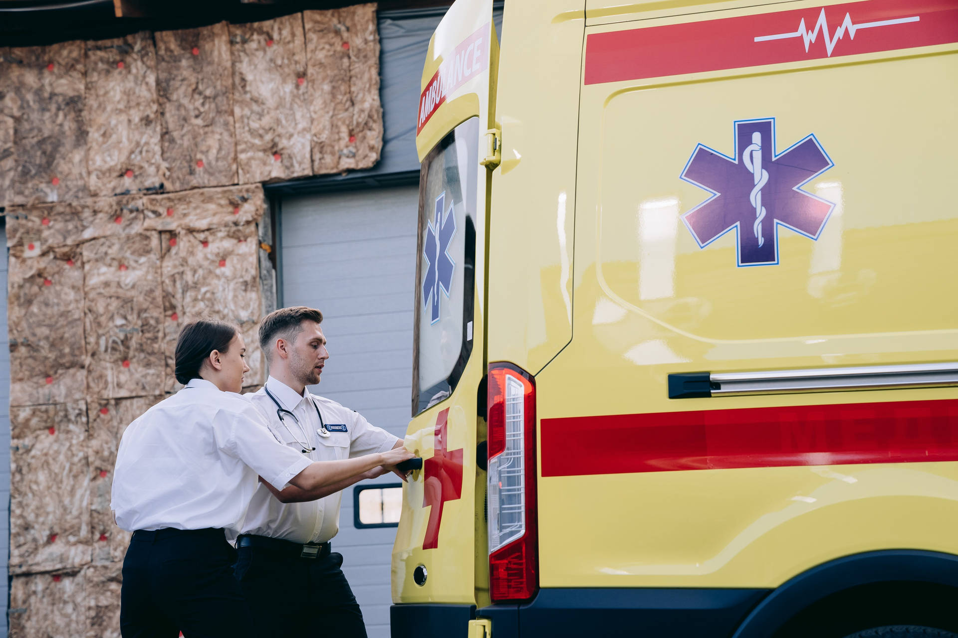 Paramedic medlemmer lukker Ambulance Besked Wallpaper