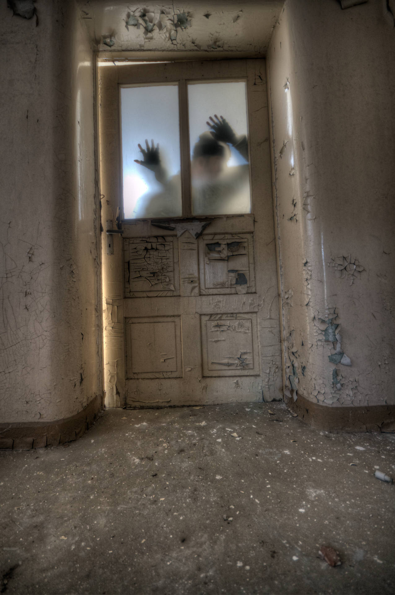 Paranormal Spooky Man On Door Wallpaper