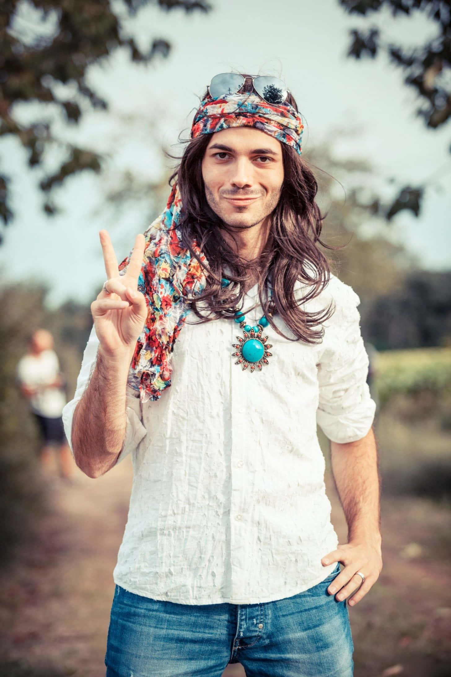 Parejade Hippies Bailando En Un Festival De Música.