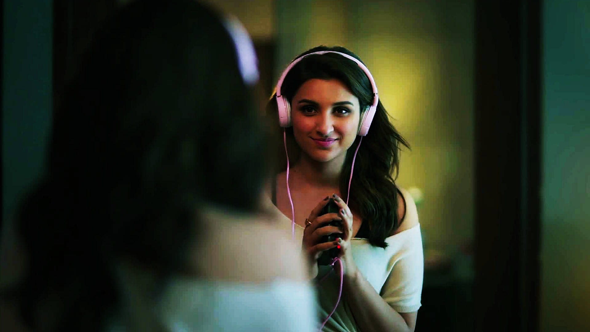 Parineeti Chopra With Pink Headphones Wallpaper