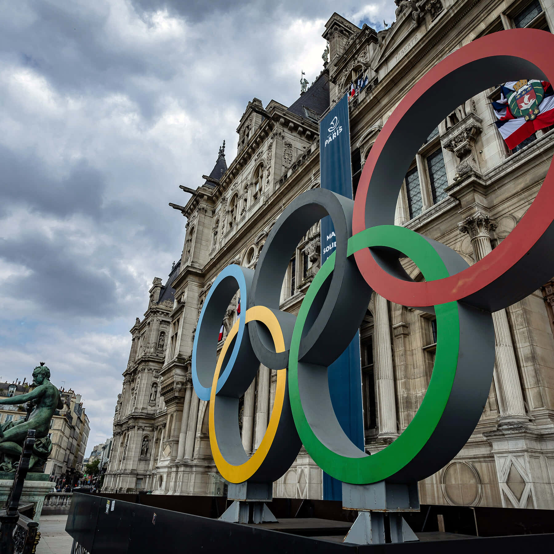 Paris_2024_ Olympic_ Rings_in_ Front_of_ Historic_ Building Wallpaper