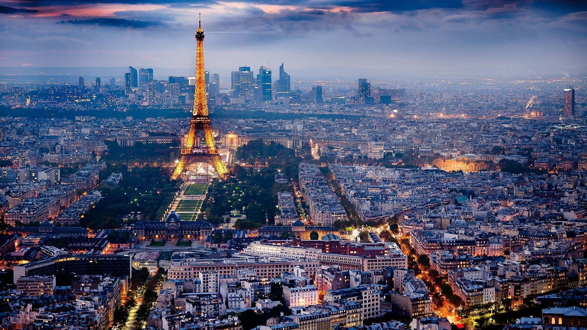Siénteteenvuelto En El Ambiente Romántico De París Con Vistas Espectaculares De La Ciudad. Fondo de pantalla