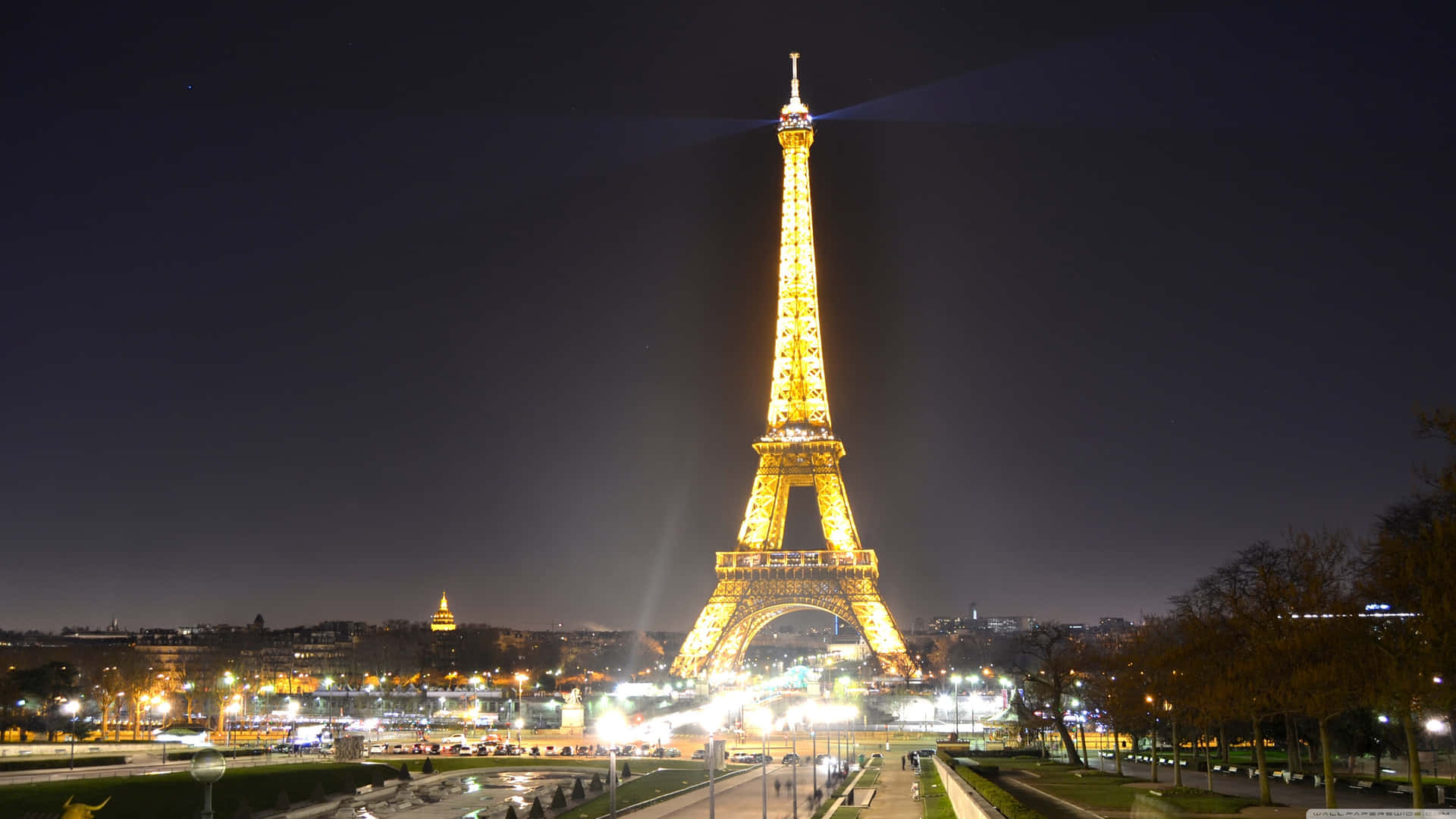Torrealta Di Parigi Di Notte Sfondo
