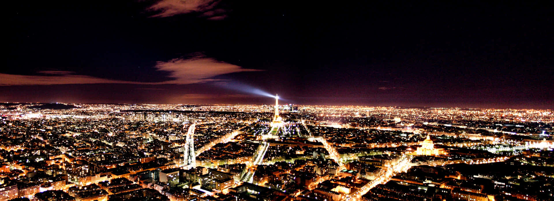 Smuk udsigt over Paris om natten Wallpaper