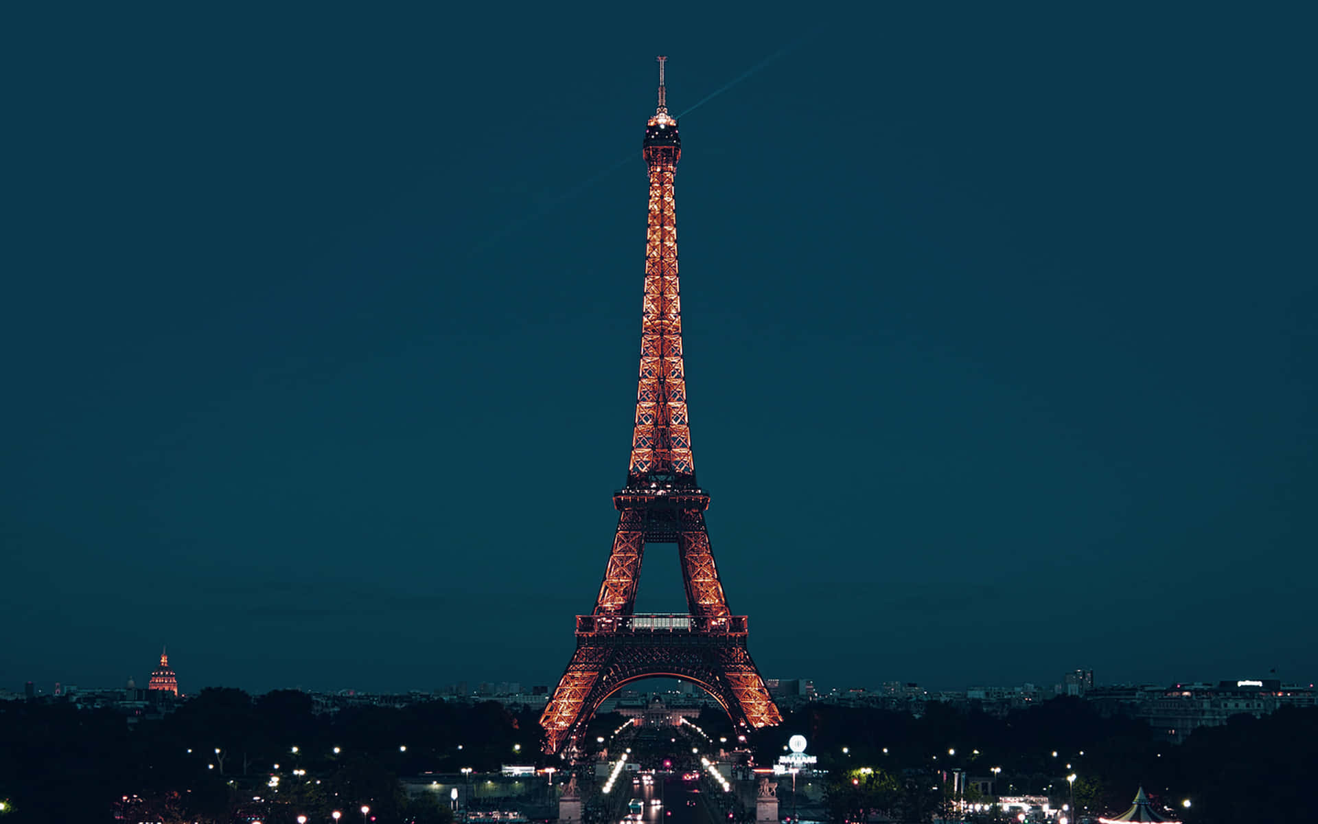 Fange eksklusive vibes af Paris om natten. Wallpaper