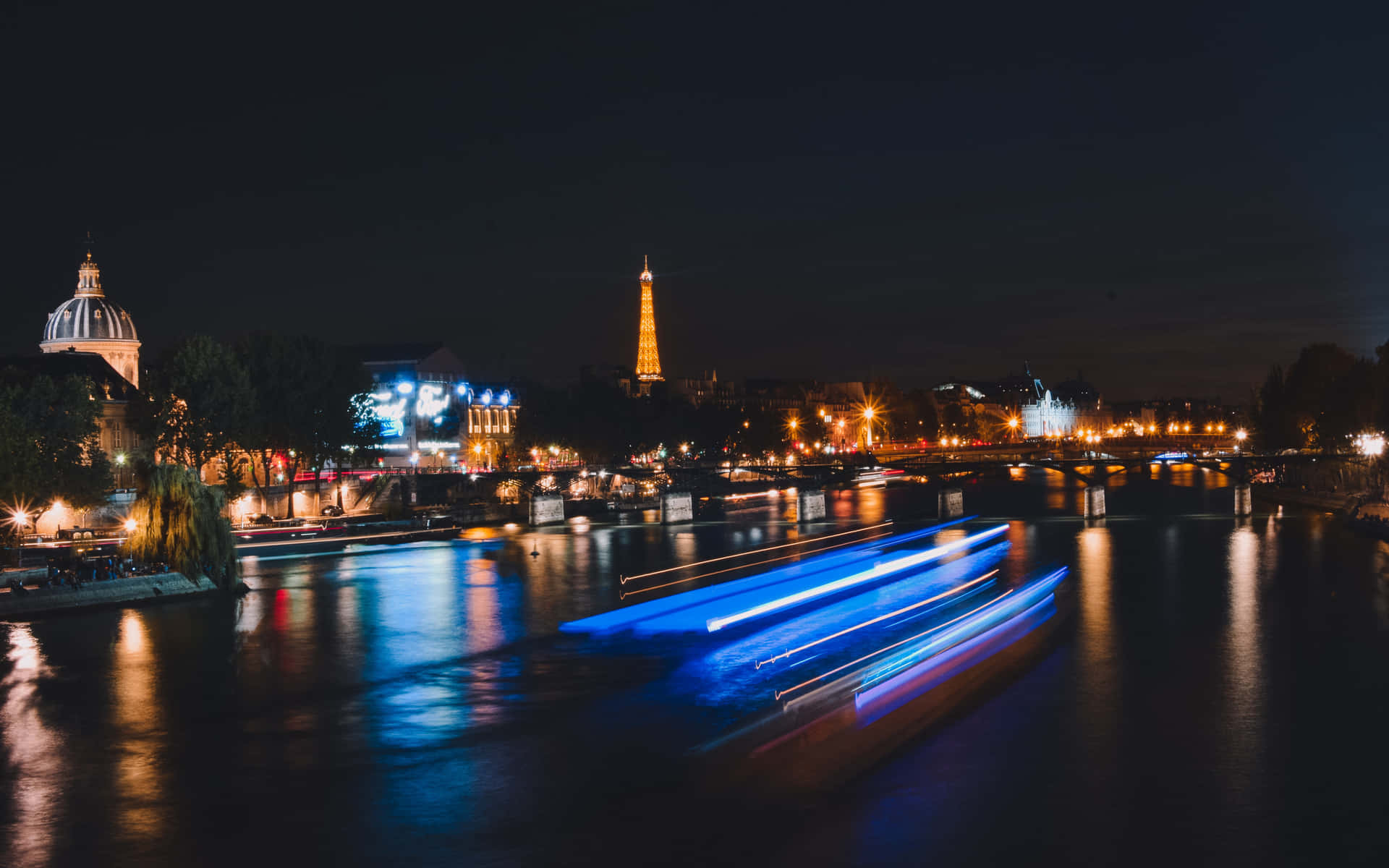 Eiffel-tårnet i Paris om natten. Wallpaper
